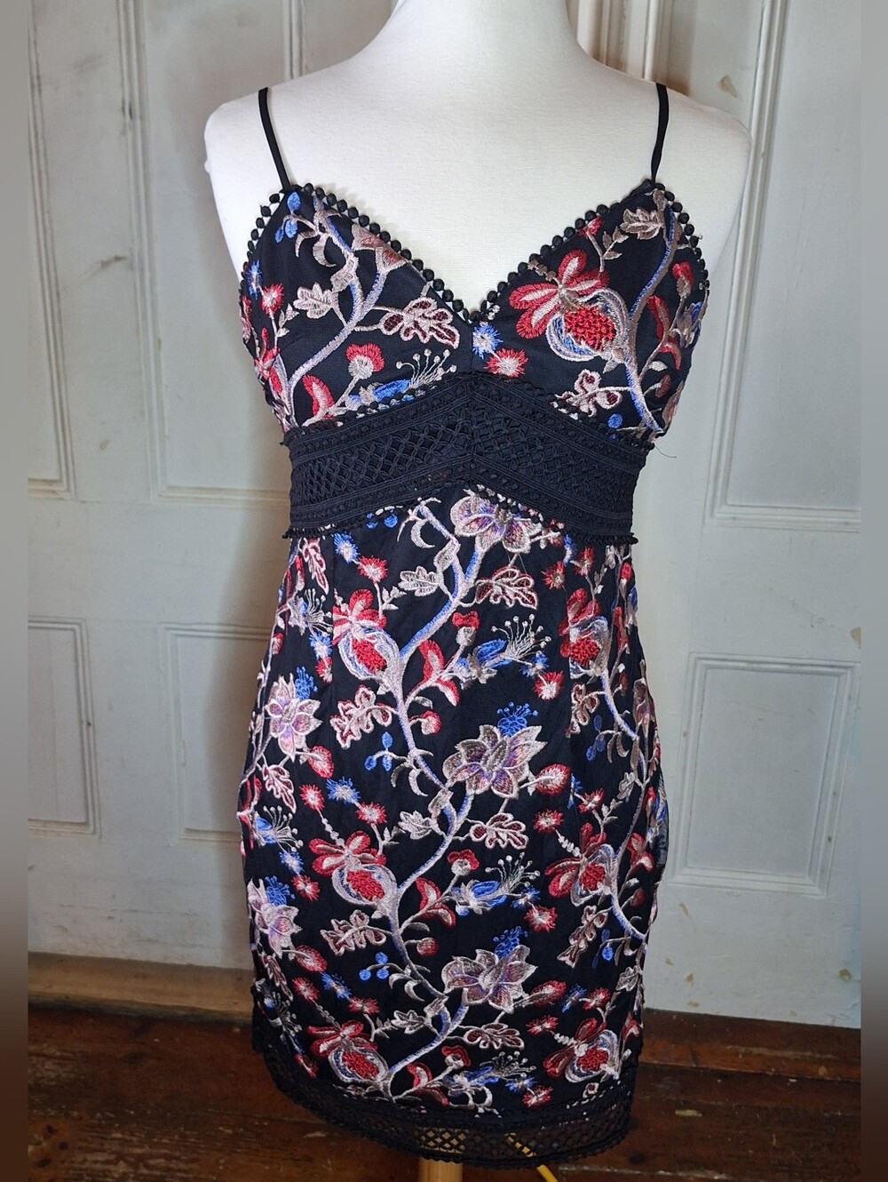 AQUA Womens Large Black Floral Embroidered Dress Sweetheart Strappy Party NWT